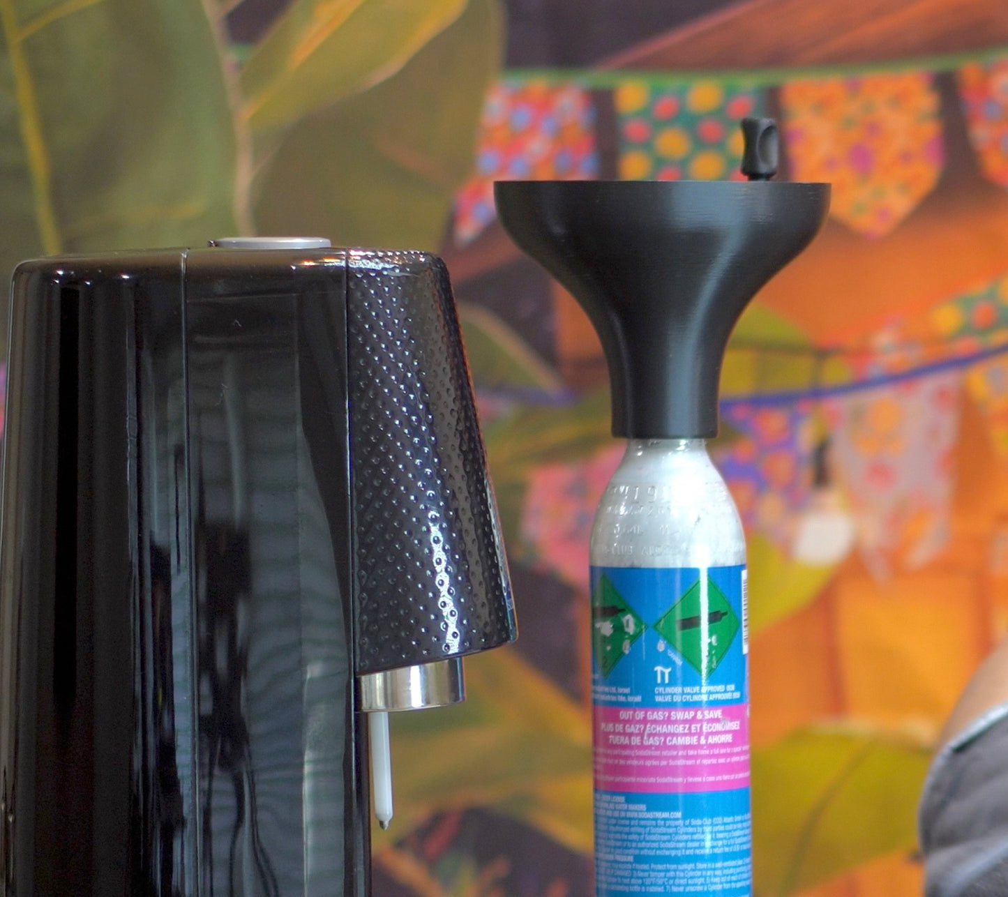 Funnel to refill CO2 tanks for sodastream machines