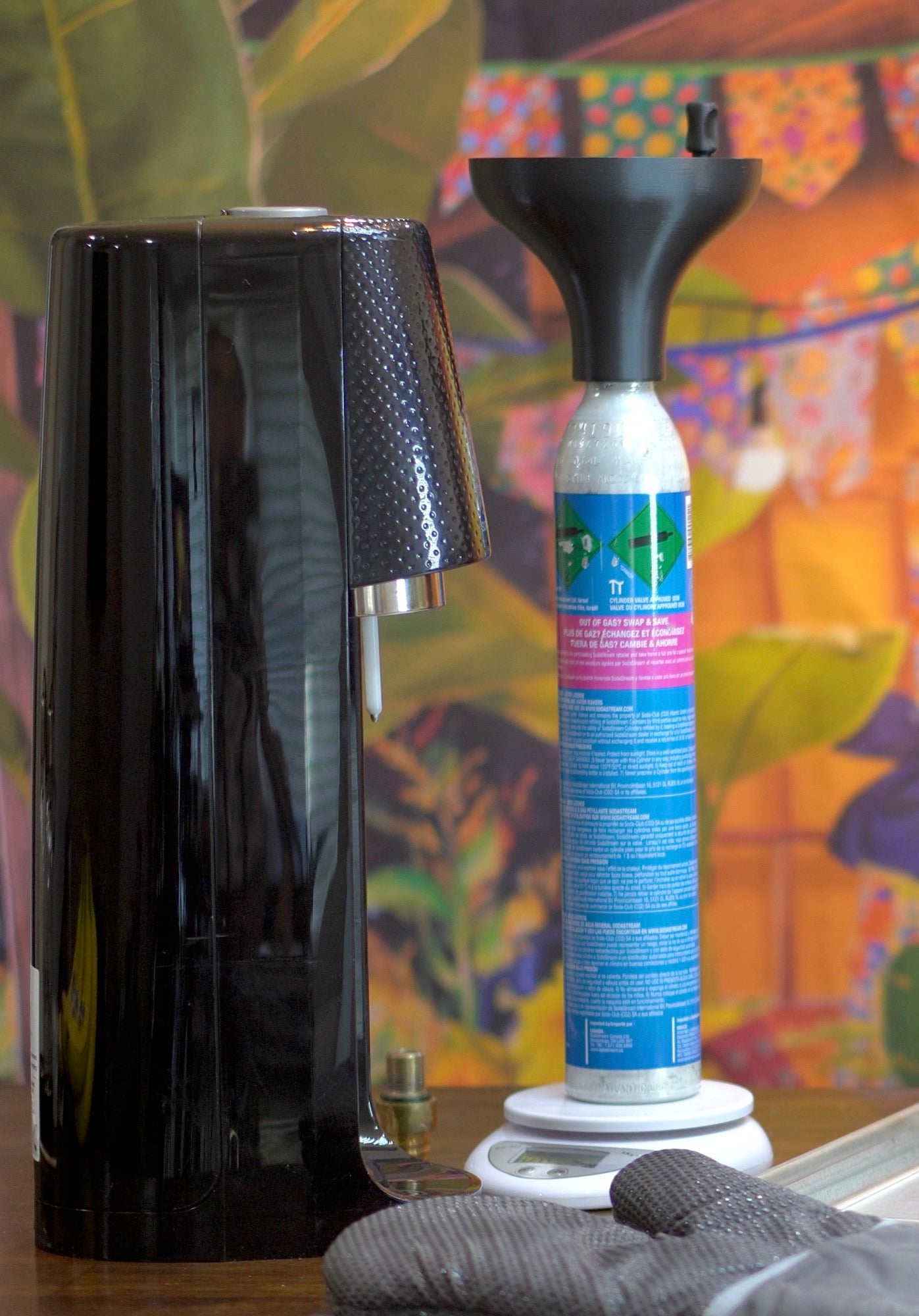 Funnel to refill CO2 tanks for sodastream machines